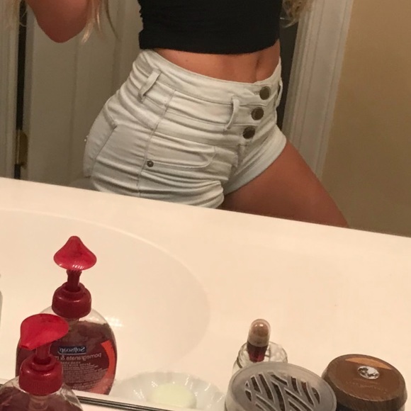 A set of high waisted shorts - Picture 11 of 12